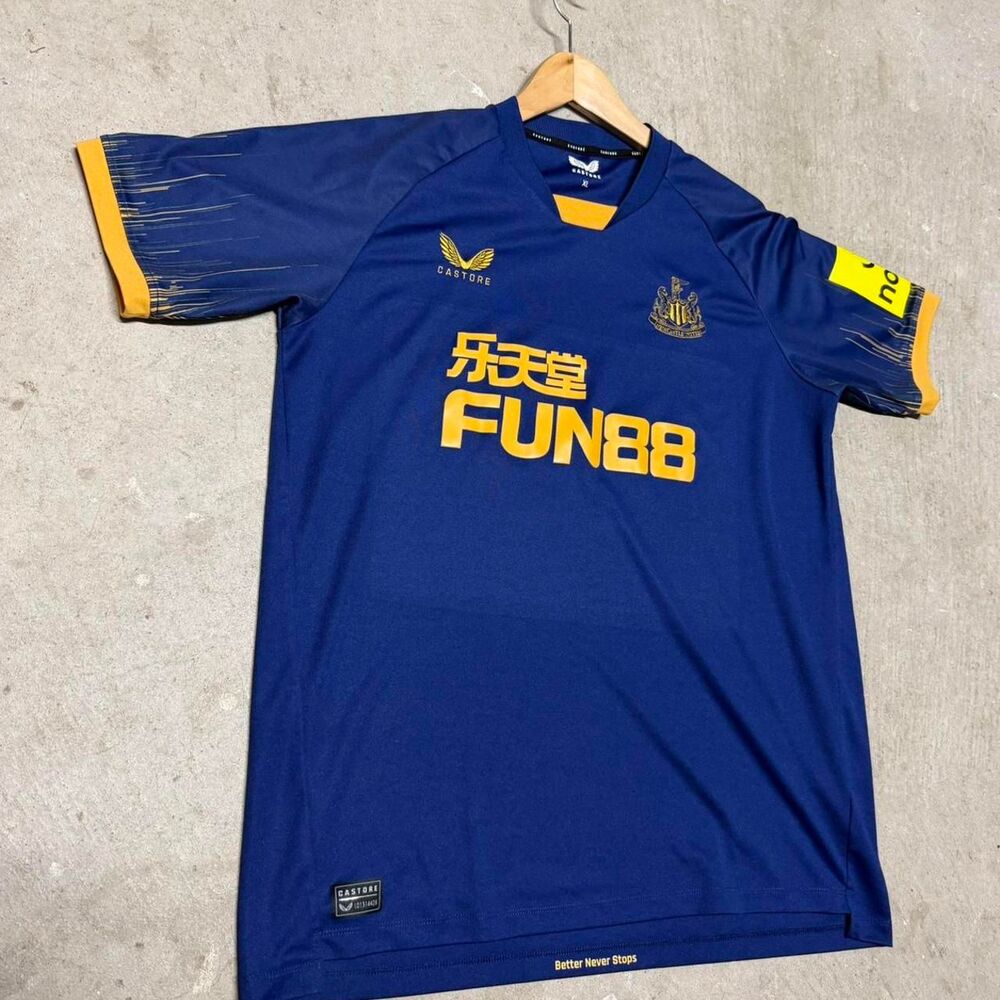 Castore Men's Navy and Blue T-shirt